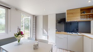 Comfort Mobile Home, 2 Bedrooms | Living area - Sunêlia L'Orangerie de Lanniron (Quimper)