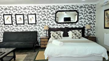 Chambre Double ou avec lits jumeaux, coin cuisine (Room 10) | Coffres-forts dans les chambres, bureau, fer et planche Ă repasser