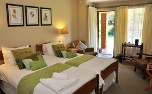 Caja de seguridad en la habitación y escritorio