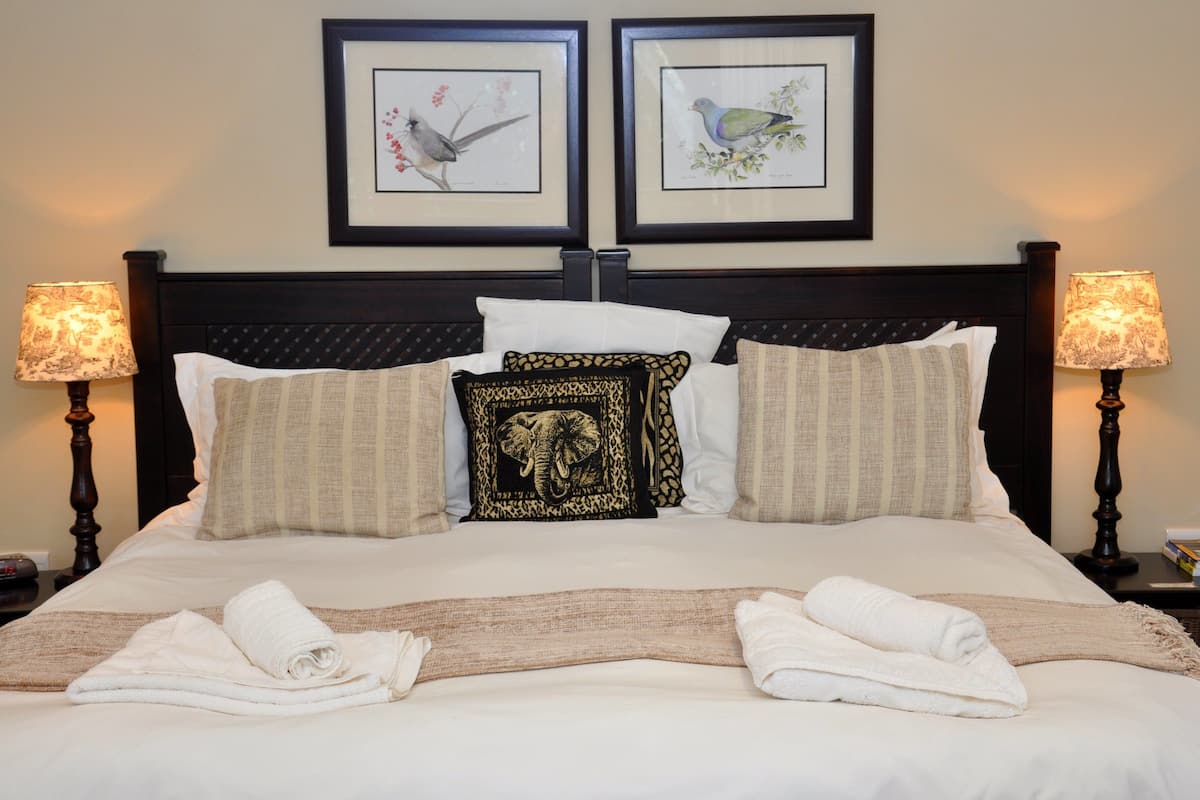 Double Room (Room 7) | In-room safe, desk, iron/ironing board, free WiFi