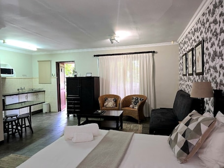 Double or Twin Room, Kitchenette (Room 10) | In-room safe, desk, iron/ironing board, free WiFi. Birds of paradise B&B