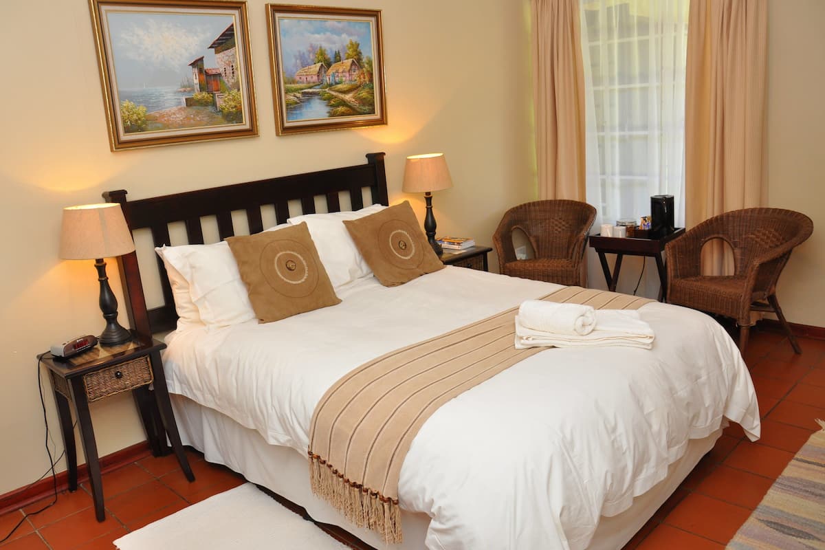 Double Room (Room 4) | In-room safe, desk, iron/ironing board, free WiFi