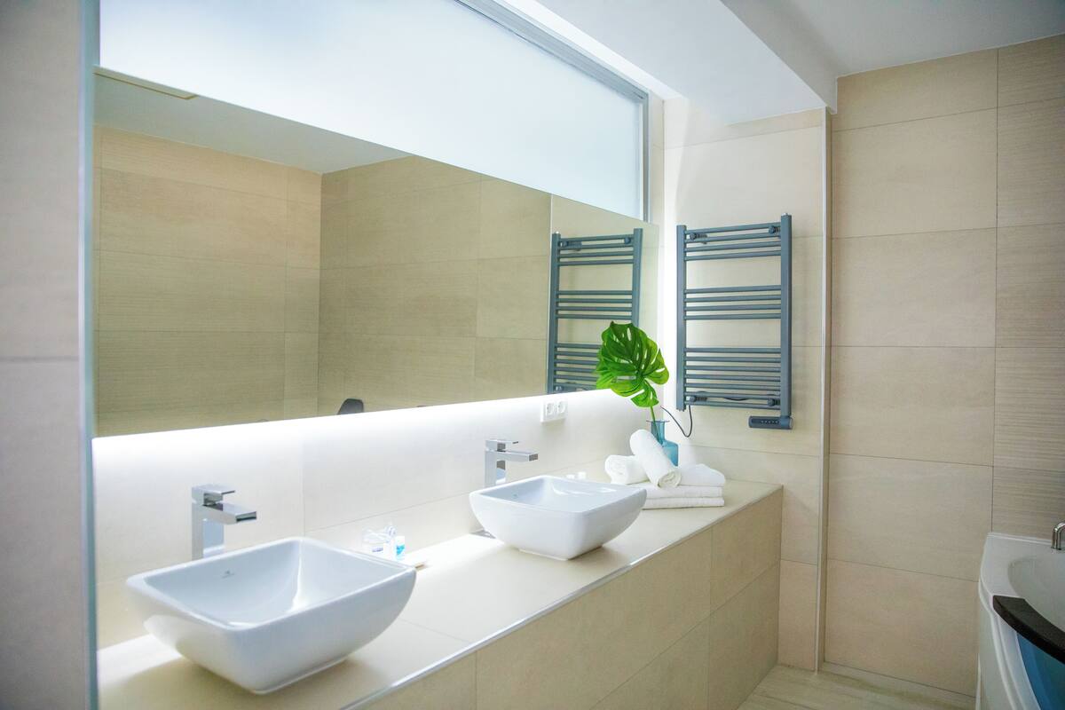 deluxe double room | bathroom | free toiletries, hair dryer, towels, soap
