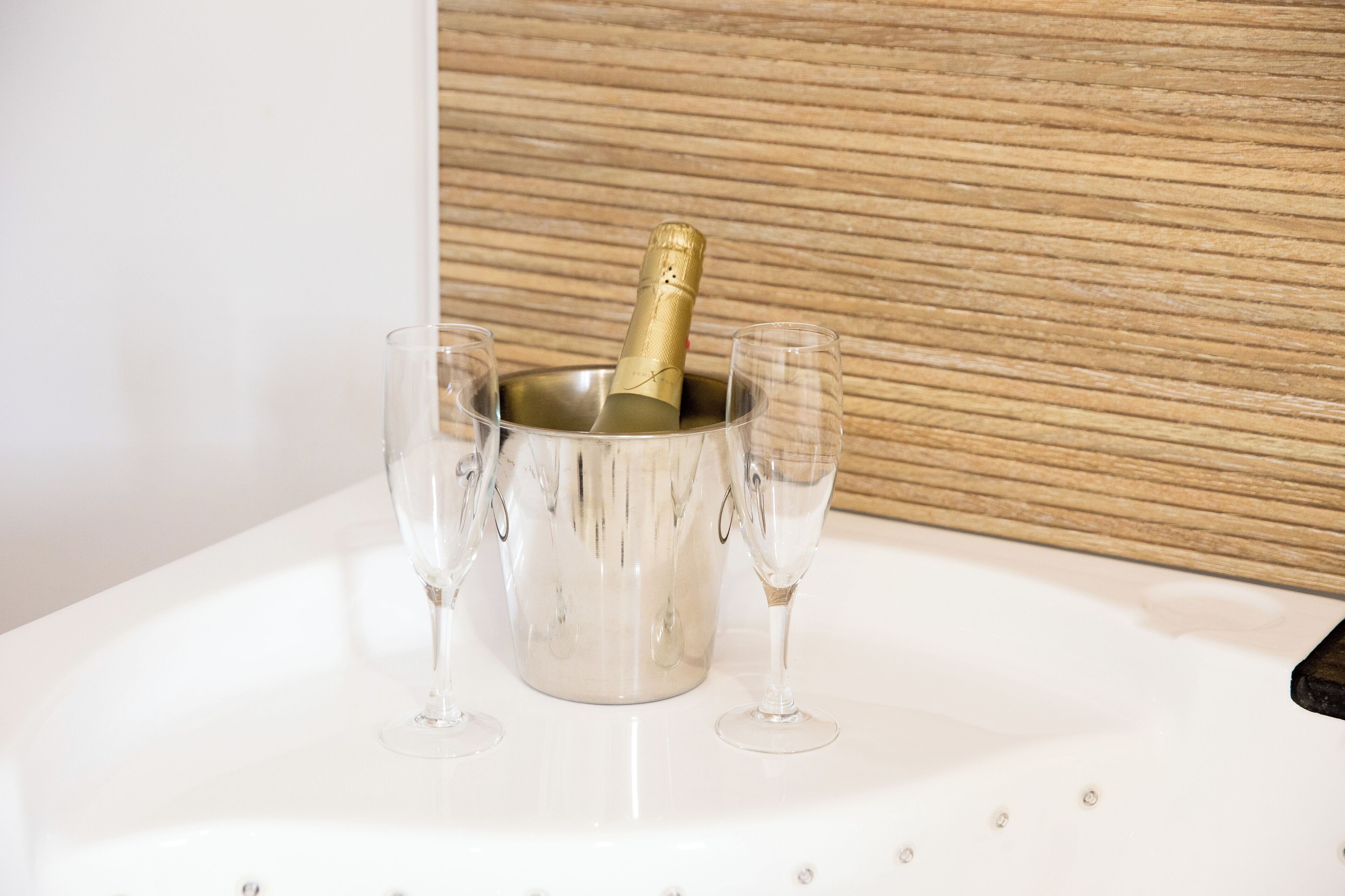 deluxe double room | 1 bedroom, minibar, in-room safe, desk