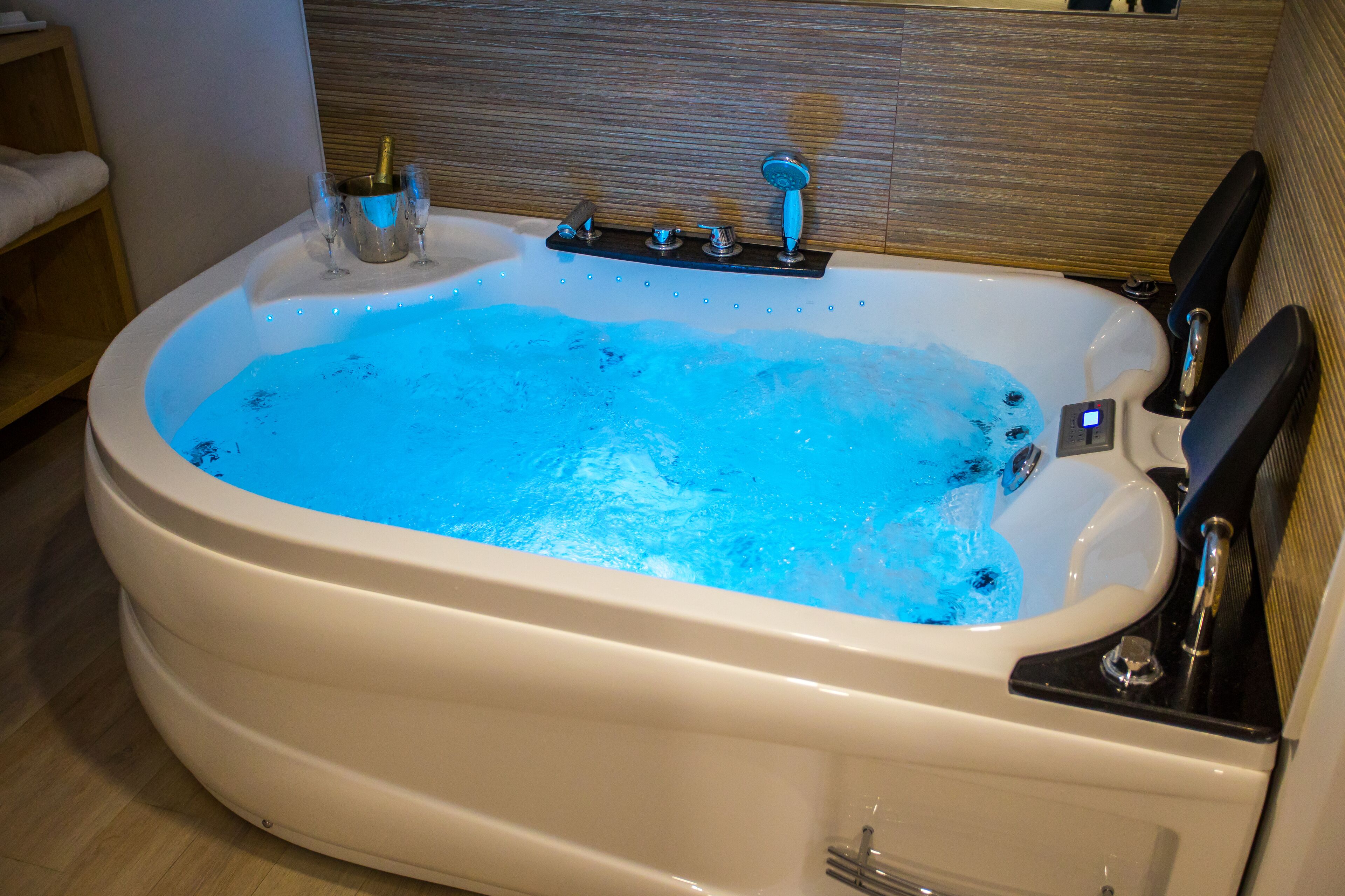 deluxe double room | 1 bedroom, minibar, in-room safe, desk