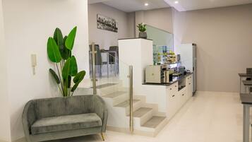 Dagelijks continentaal ontbijt (EUR 3.80 per persoon)