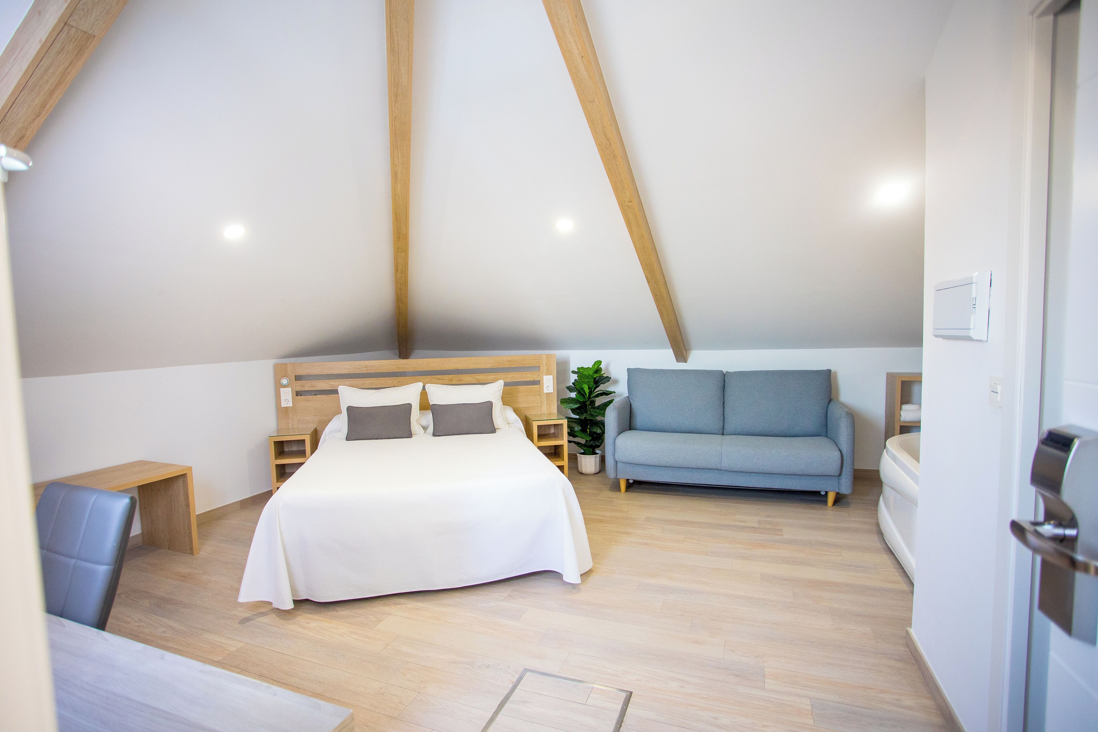 deluxe double room | 1 bedroom, minibar, in-room safe, desk