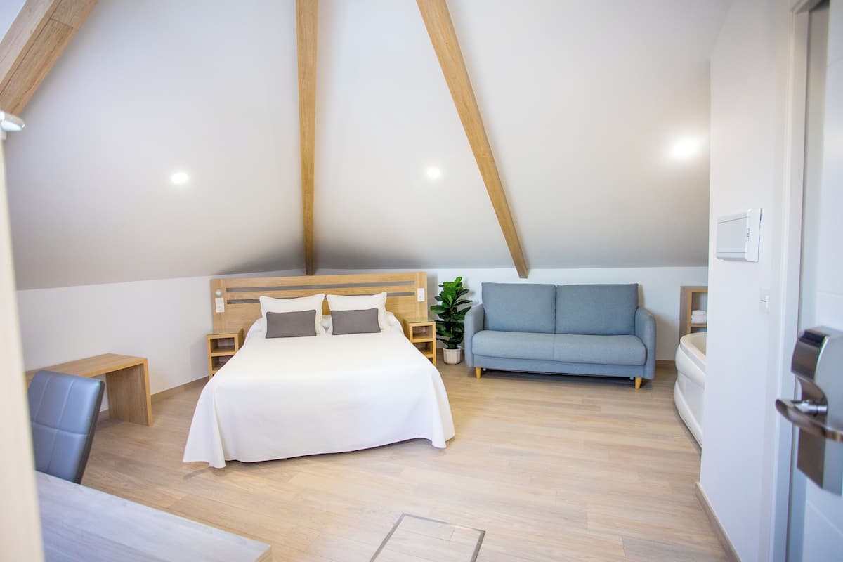 deluxe double room | 1 bedroom, minibar, in-room safe, desk