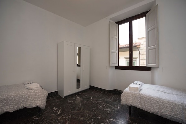1 bedroom, desk, iron/ironing board, cots/infant beds - Guelfa Apartment (Florence)