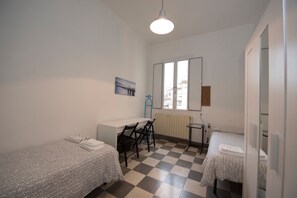 Departamento básico, 2 habitaciones | 1 habitación, escritorio, tabla de planchar con plancha y cunas 