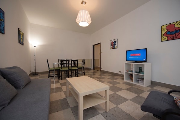 Departamento básico, 2 habitaciones | Área de sala de estar | Televisión de pantalla plana 