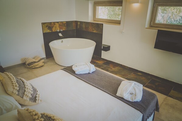 Deluxe Room | 3 bedrooms, premium bedding, down comforters, pillowtop beds - Casa Ziazì (Monopoli)