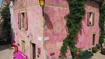 3 restaurants, lunch, dinner served; French cuisine