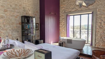 Chambre Cuvée Millésimée | Ropa de cama de alta calidad, edredón y minibar