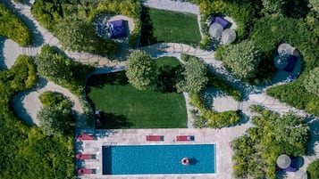 2 ulkouima-allasta avoinna 8.00–20.00, aurinkovarjoja, aurinkotuoleja