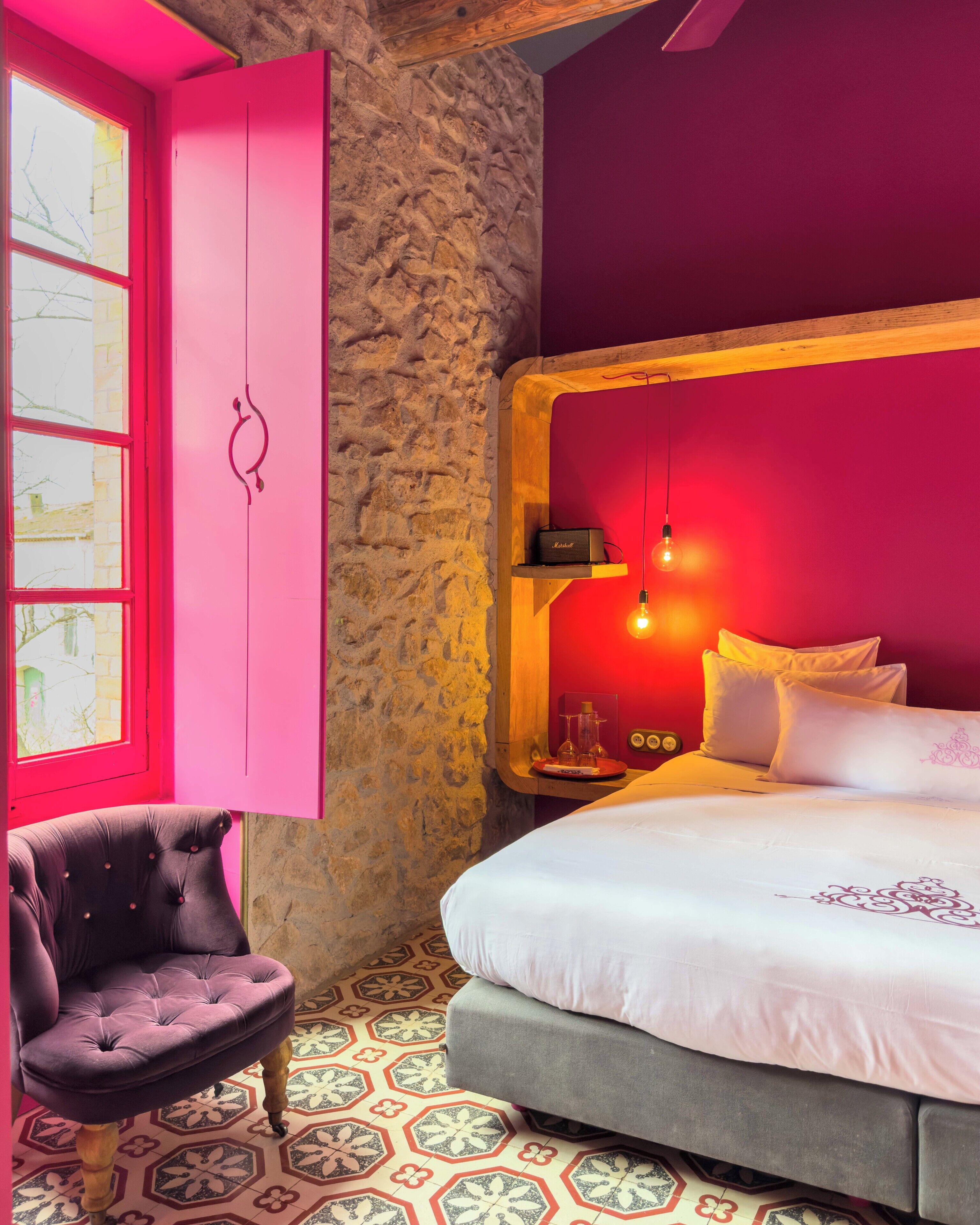 أغطية فراش متميزة وألحفة محشوة بالريش وميني بار وخزنة داخل الغرفة