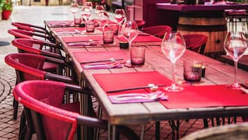 3 restaurants, lunch, dinner served; French cuisine