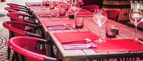 3 restaurants, lunch, dinner served; French cuisine