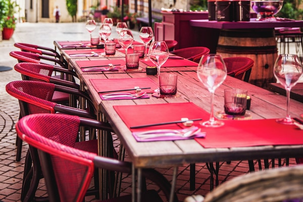 3 restaurants, lunch, dinner served; French cuisine