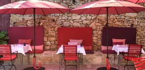 3 restaurants, lunch, dinner served; French cuisine - Village Castigno - Wine hotel & resort (Assignan)