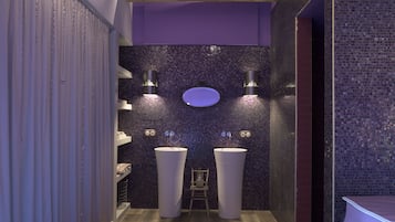 Chambre Cuvée Millésimée | ห้องน้ำ | ฝักบัว, เรนชาวเวอร์, ของใช้ในห้องน้ำฟรี, ไดร์เป่าผม