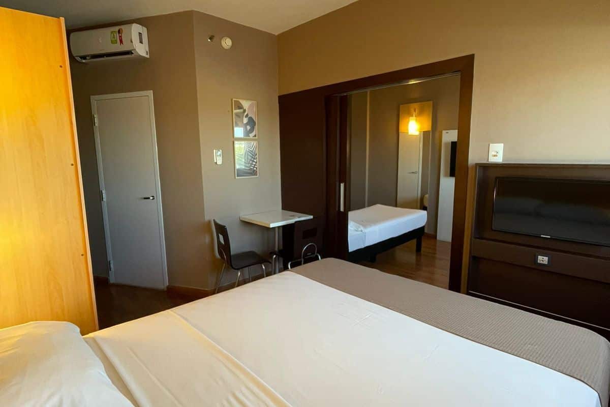 deluxe room | minibar, in-room safe, individually decorated, individually furnished