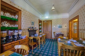 Free daily English breakfast 