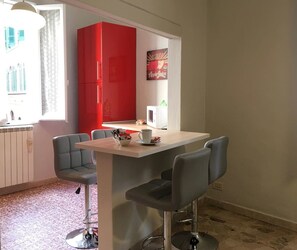 Basic-Apartment, 2 Schlafzimmer | Wohnbereich | Flachbildfernseher