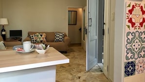A living room with a sofa, a coffee table, and a TV. - Helios (Florence)