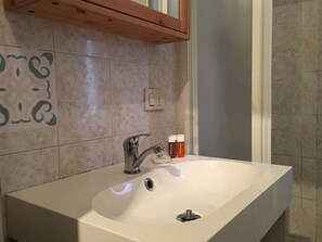 Appartement, 2 chambres | Salle de bain