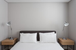 2 chambres, coffres-forts dans les chambres, fer et planche à repasser