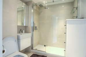 Appartement, 1 chambre | Salle de bain | Douche, sèche-cheveux, serviettes fournies