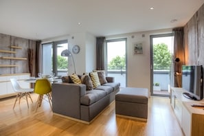 Appartement, 1 chambre | Salle de séjour | Télévision