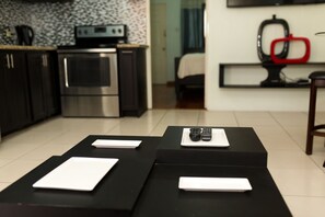 50-tums platt-tv med kabelkanaler, tv och dvd-spelare