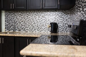 Full-sized fridge, microwave, oven, stovetop - The Y Guest Apartment (Kingston)