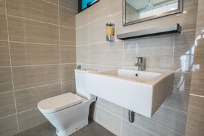 Signatur-lejlighed - 1 soveværelse - balkon - byudsigt | Badeværelse | Bruser, gratis toiletartikler, hårtørrer, håndklæder