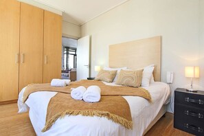 In-room safe, iron/ironing board, WiFi - Atlantic Views 4 (Cape Town)