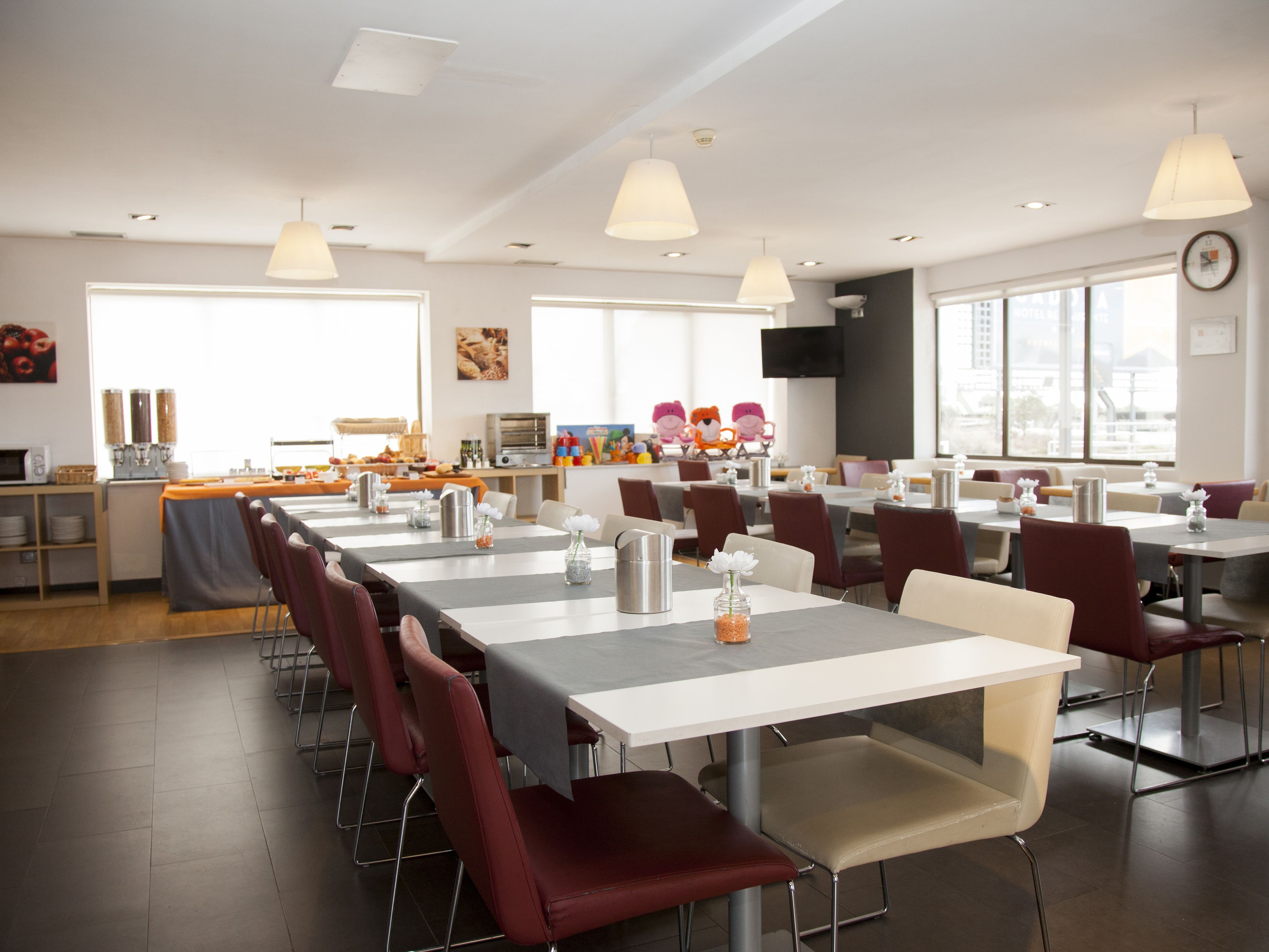 Se ofrece un desayuno bufé (7 EUR por persona)