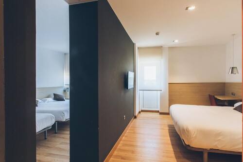 Desk, soundproofing, free WiFi, bed sheets
