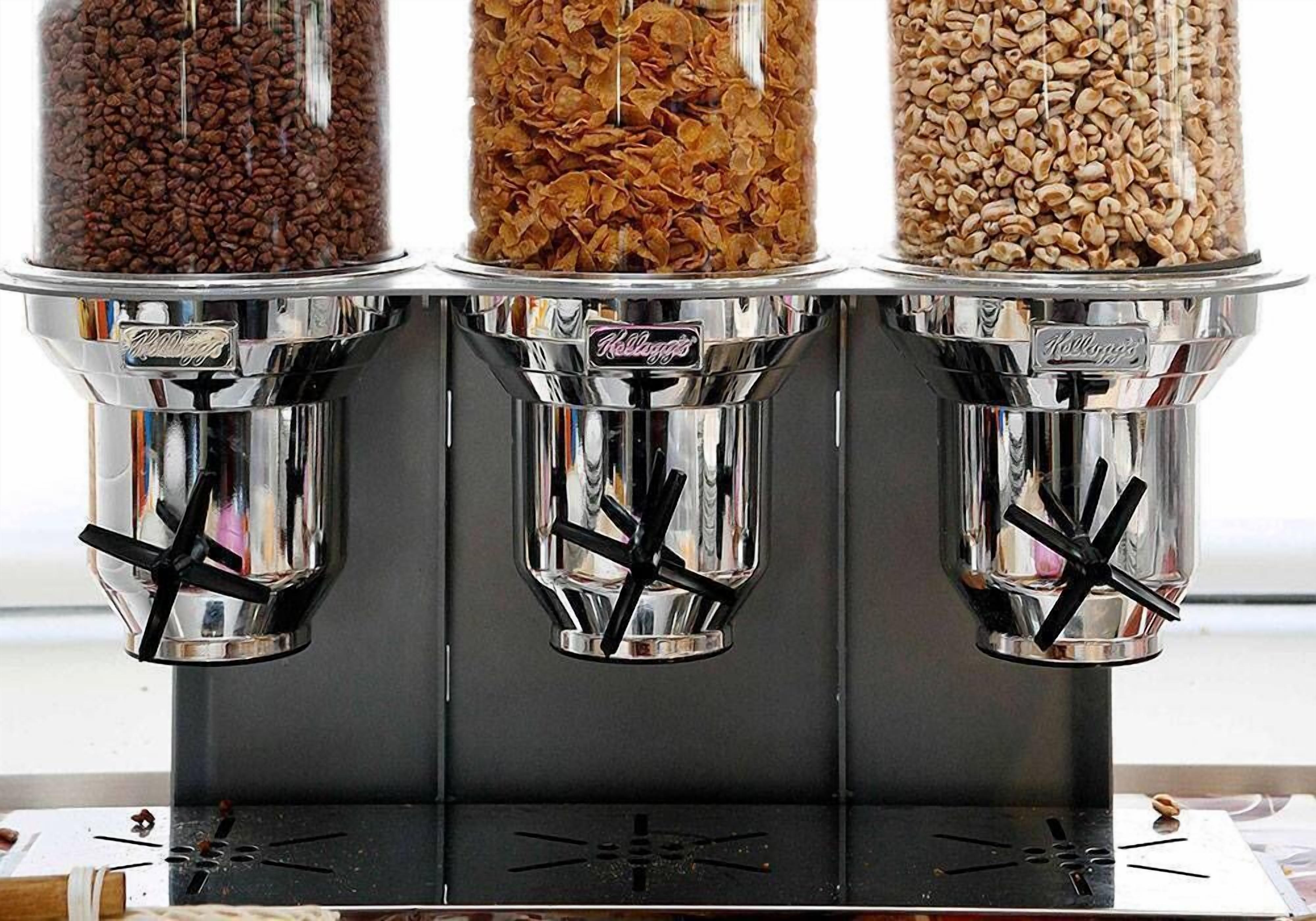 Eine Kaffeemaschine mit drei Behältern, jeweils für verschiedene Kaffeesorten.