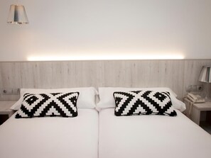 Desk, soundproofing, free WiFi, bed sheets - Hotel Cadosa (Soria)