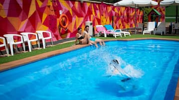 Una piscina al aire libre, tumbonas