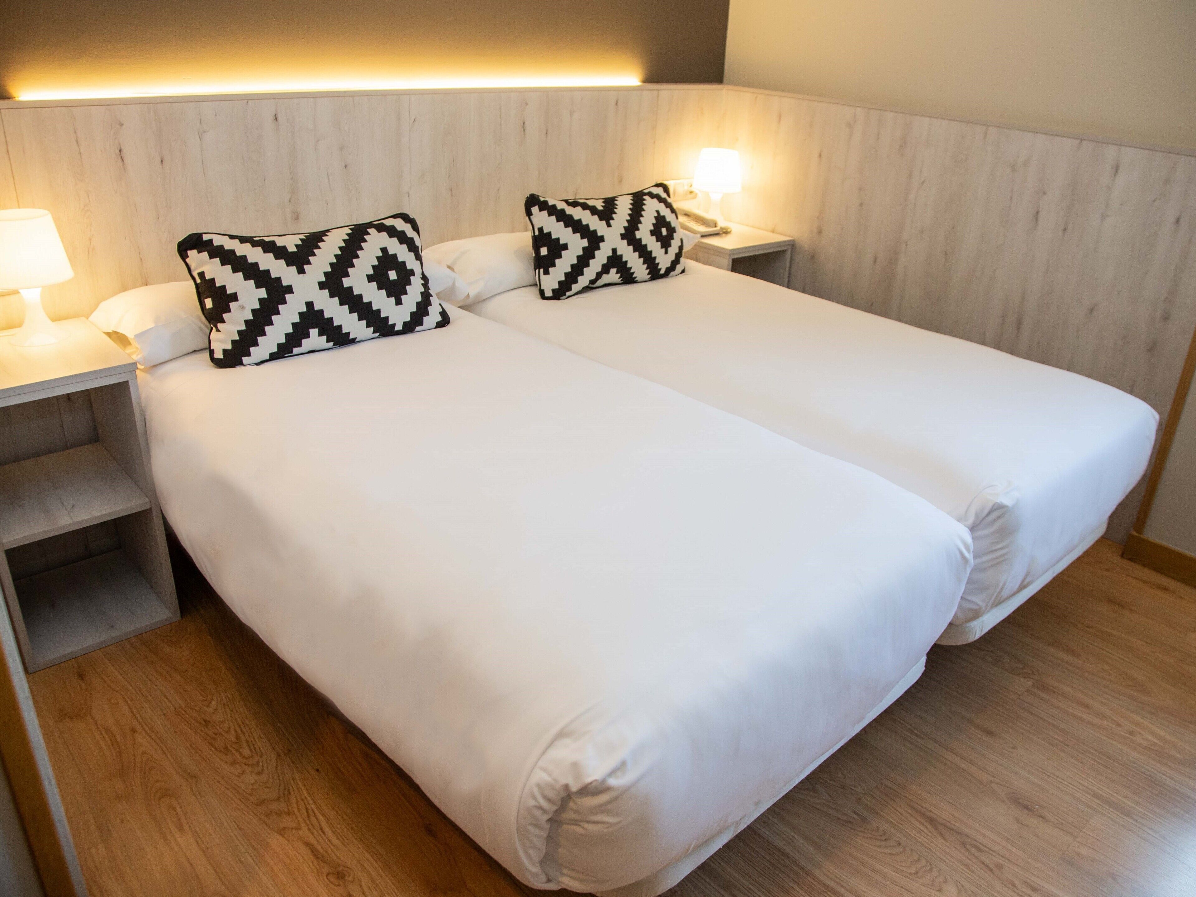 Desk, soundproofing, WiFi (free), bed sheets