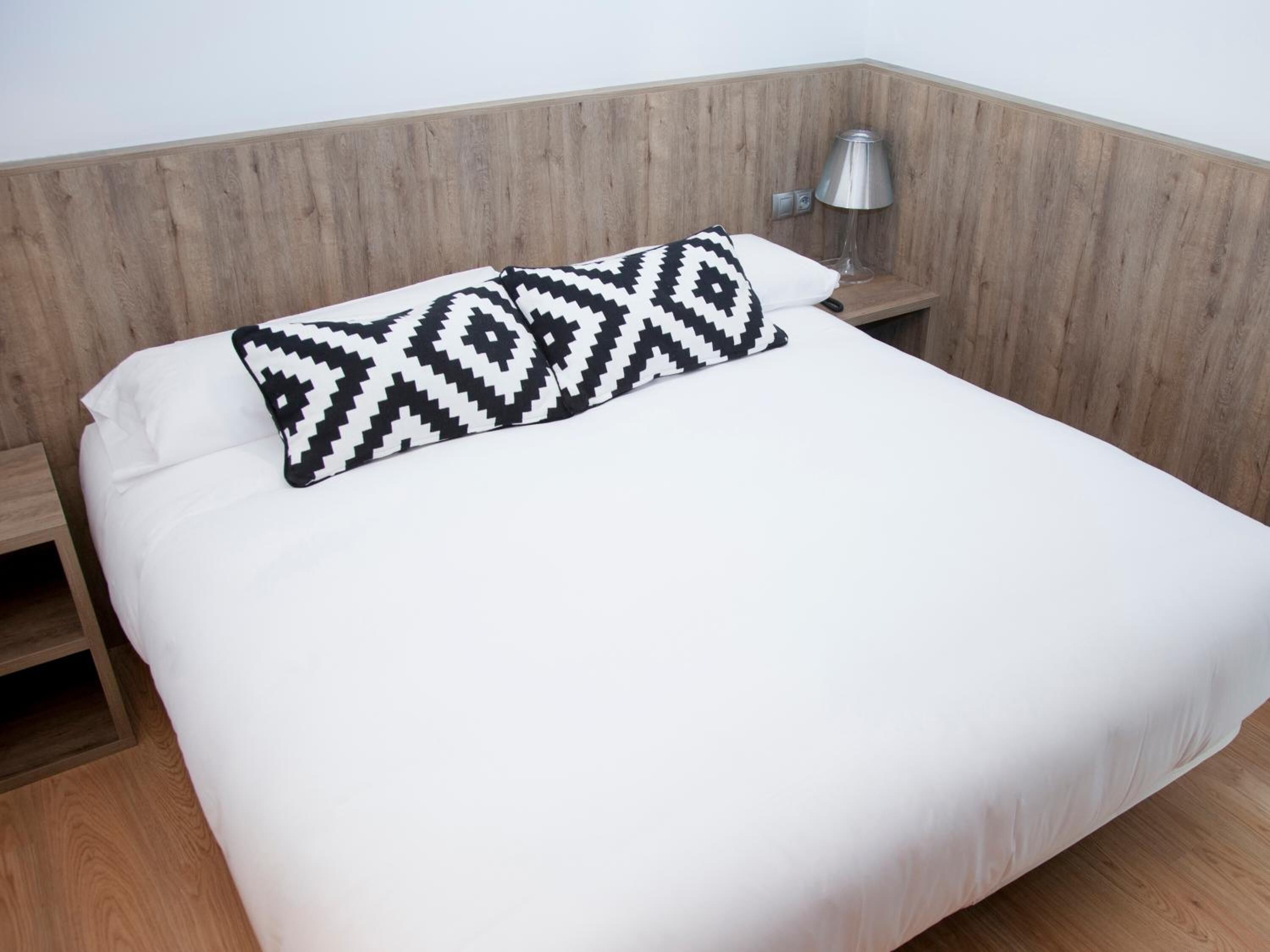 desk, soundproofing, free wifi, bed sheets