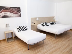 Escritorio, sistema de insonorización, wifi gratis y ropa de cama 