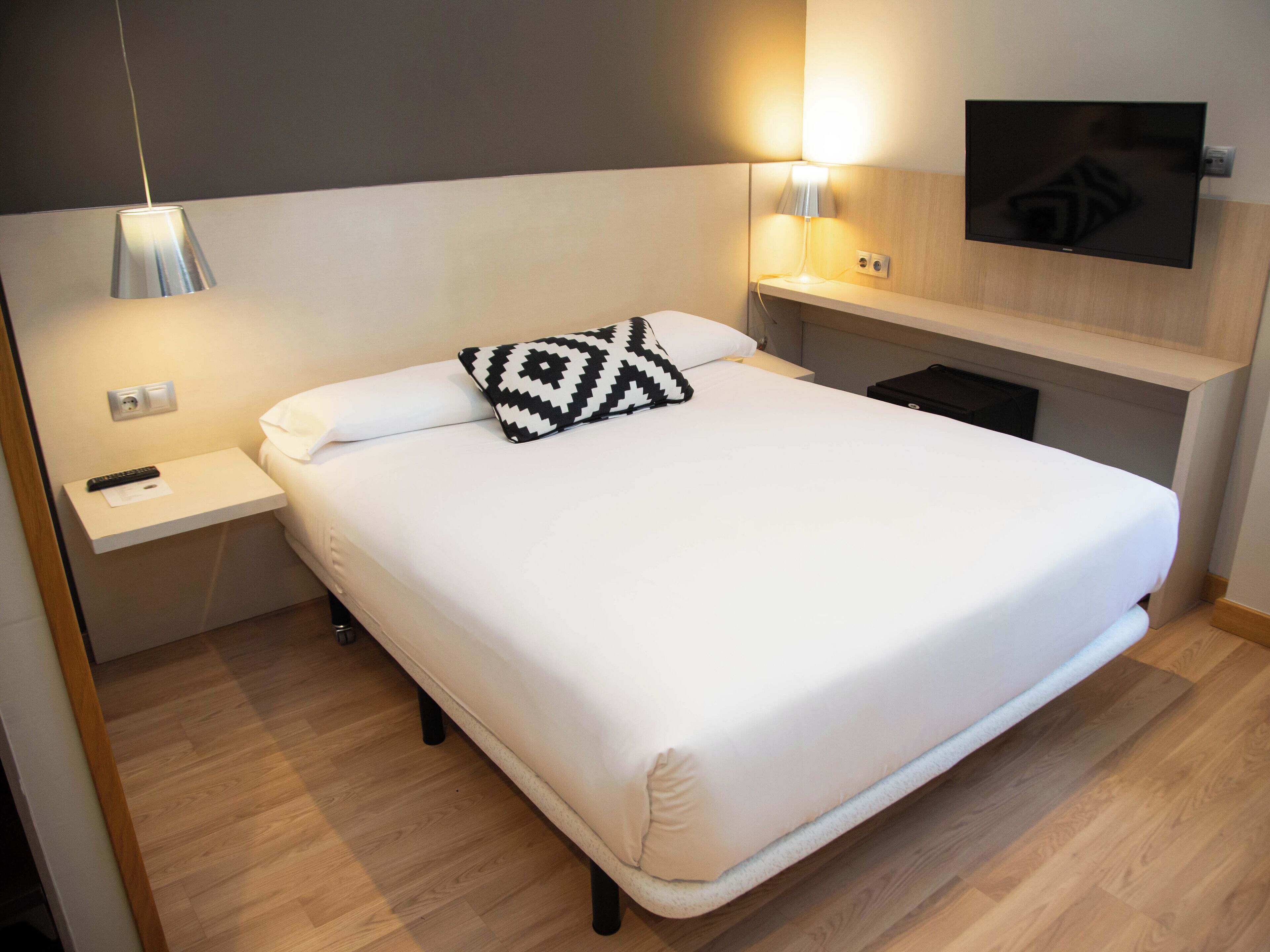 Desk, soundproofing, WiFi (free), bed sheets