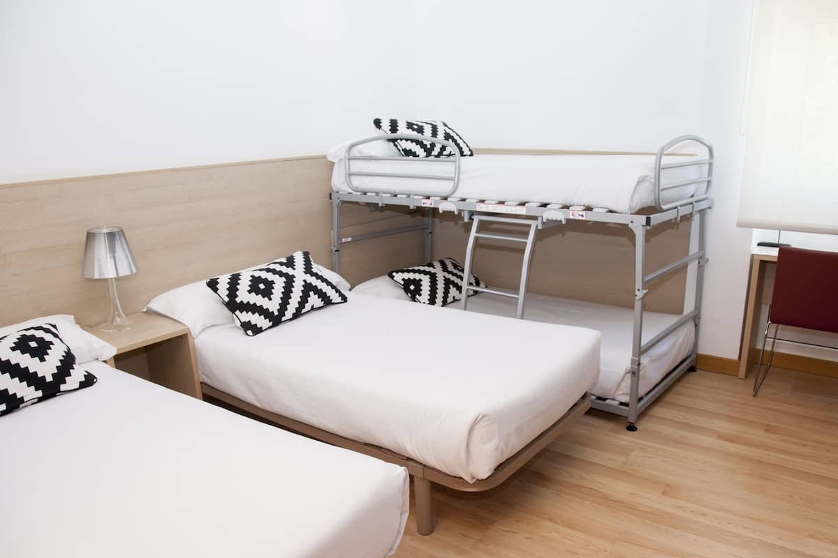 Habitación Cuádruple (2 Adultos + 2 Niños) | Escritorio, insonorización, wifi gratis y ropa de cama