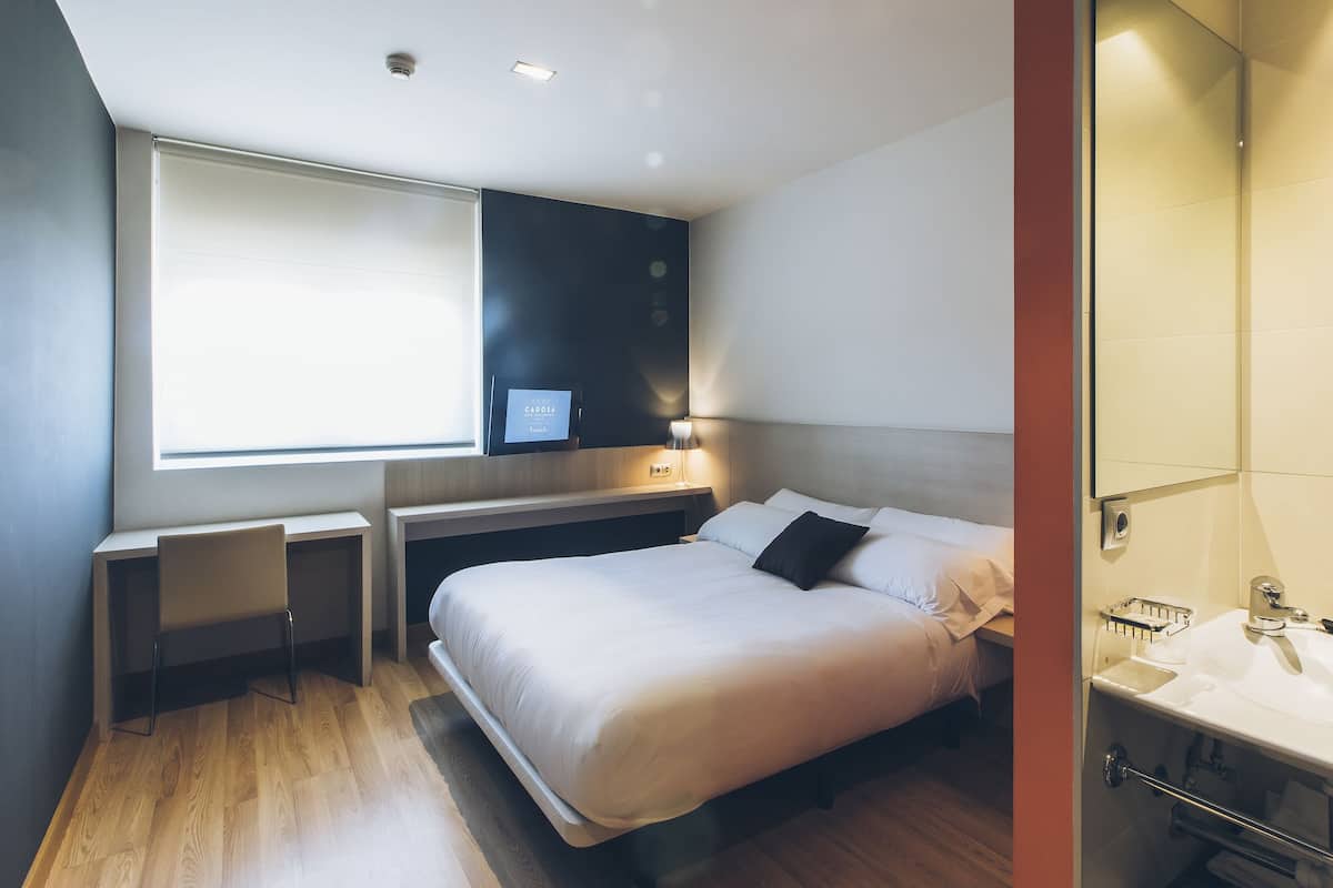 Habitación doble, 1 cama matrimonial | Escritorio, insonorización, wifi gratis y ropa de cama