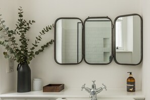 Apartment, 3 Bedrooms, 2 Bathrooms | Bathroom | Shower, towels - Eson2 - Charming 3 Bedroom Flat in Chelsea (London)