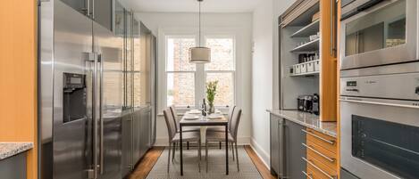 Apartment, 3 Bedrooms, 2 Bathrooms | In-room dining